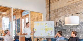 Jak stworzyć efektywną strategię sprzedaży B2B