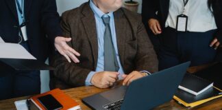 Negocjacje online: Jak negocjować i zawierać umowy handlowe w środowisku online