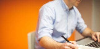 Kto jest odpowiedzialny za organizację stanowiska pracy?